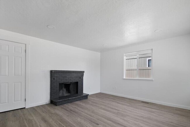 Foto del edificio - Completely Remodeled 3 Bedroom Duplex with...