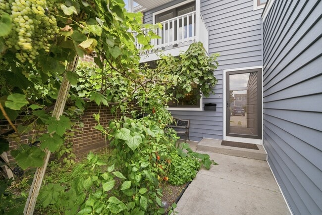 Building Photo - 411 Hickory Dr