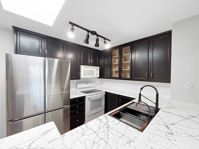 Foto del edificio - Charming 1BD/1BA Condo in Allied Gardens W...