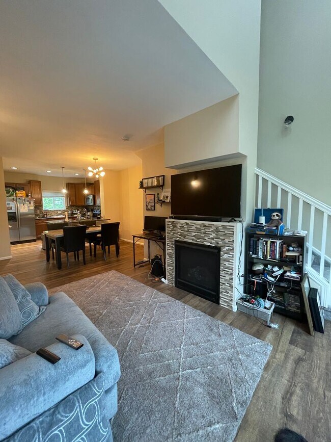 Foto del edificio - Check out this beautiful multi level 2 bed...