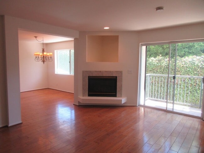 Building Photo - Beautiful Condo in the heart of Studio Cit...