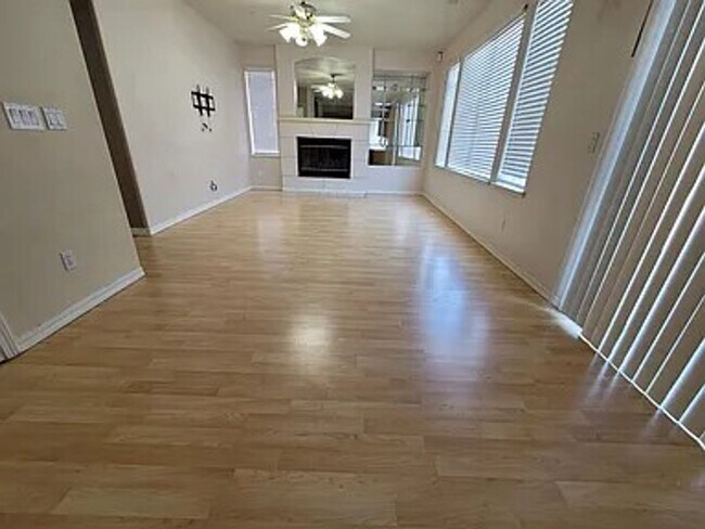 Foto del edificio - Spacious 4 Bed 3 Bath Home with a Pool!