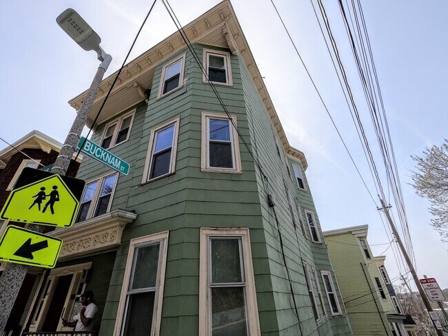 Foto del edificio - 90 Fisher Ave