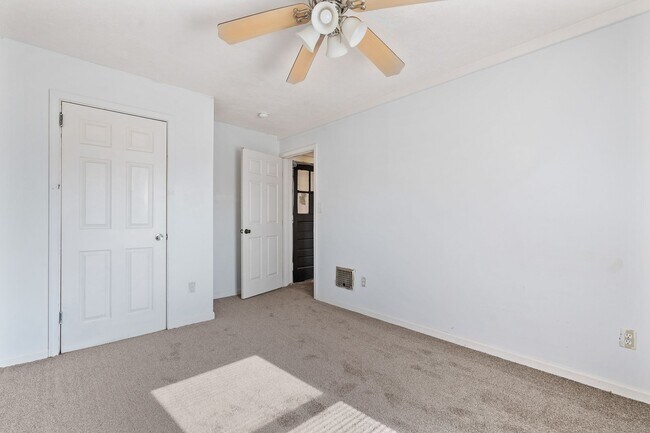 Building Photo - Quaint 1 Bedroom Apartment