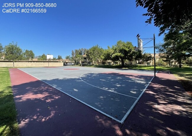 Building Photo - Gated 2 Bedroom Townhome in Irvine