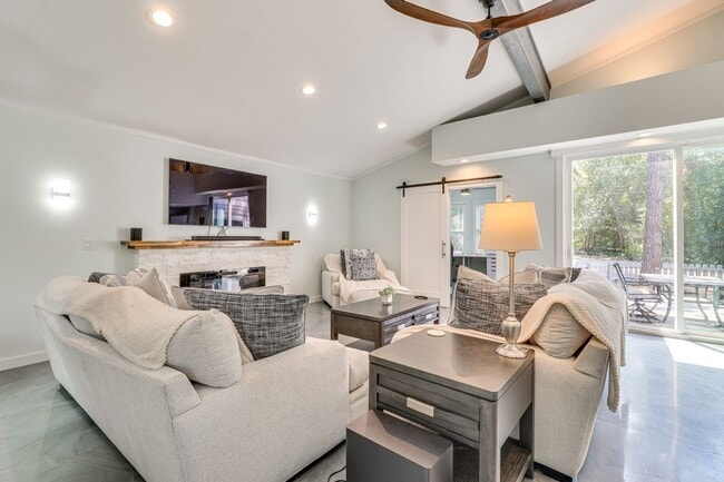 Building Photo - 372 Plum St