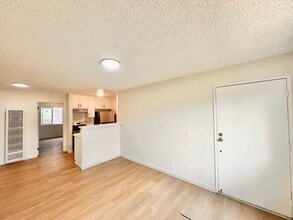 Building Photo - 607 W 82nd St