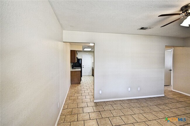 Foto del edificio - 525 Buttercup Ln