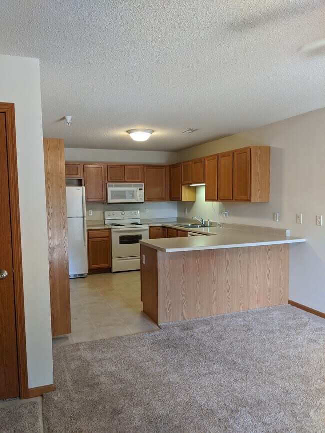 Building Photo - 1000 Duchess Dr