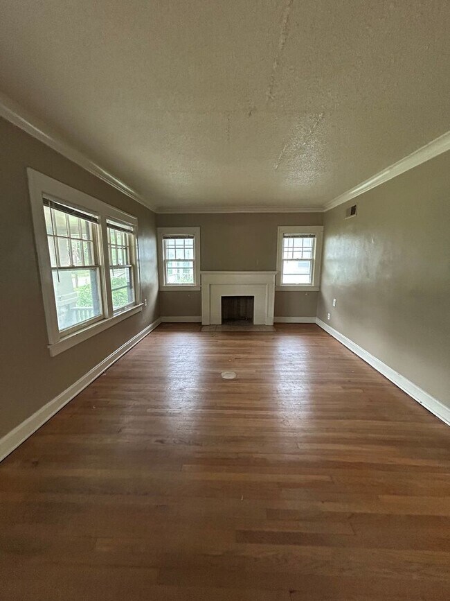 Foto del edificio - 3 BED 1.5 BATH HOME near UMKC! $1700.00!!!