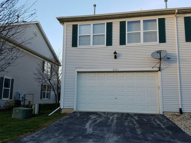 Building Photo - 2541 Hillsboro Blvd