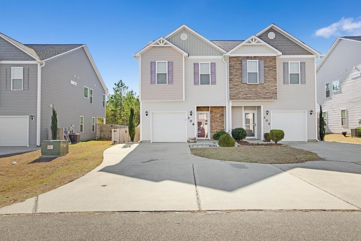 Foto principal - Townhome with Screened Porch!