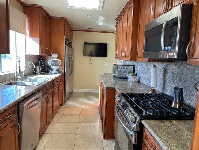 Foto del edificio - 321 N Oakhurst Dr