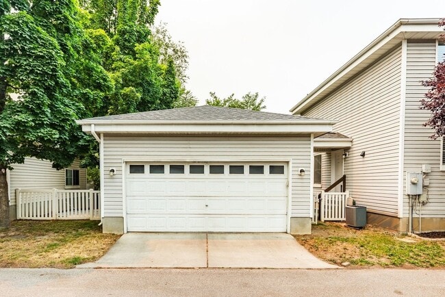 Building Photo - 857 W 200 S