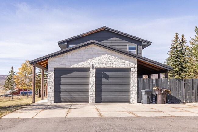 Building Photo - SILVER CREEK HORSE PROPERTY