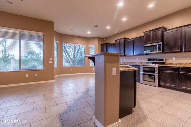 Building Photo - 12565 N Golden Mirror Dr