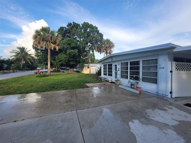 Building Photo - 1624 NE Orion St