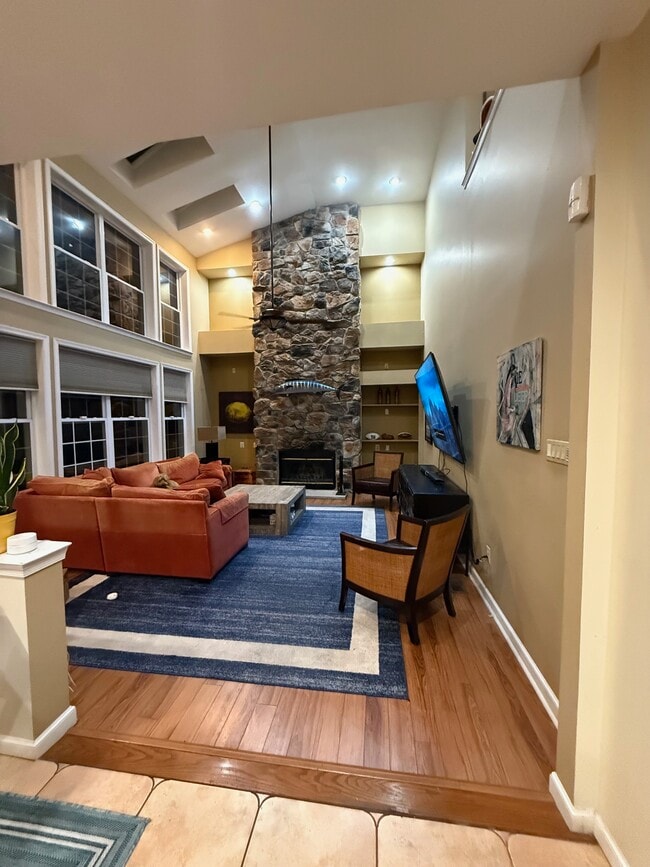 Family Room - 1006 Glendevon Dr