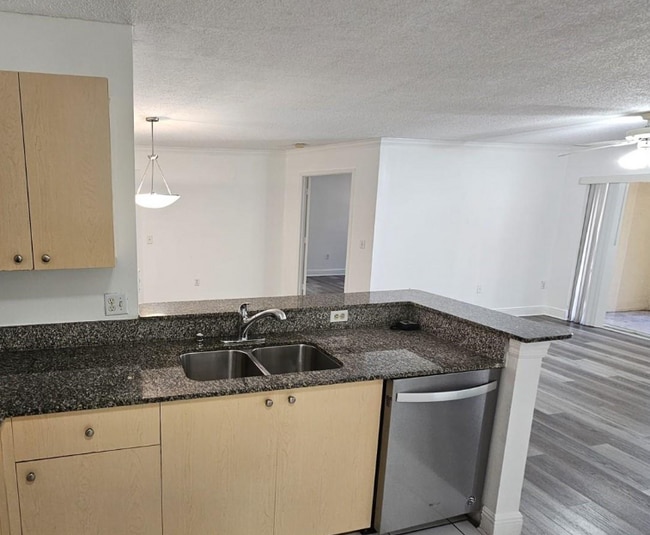 Foto del edificio - 2451 Centergate Dr
