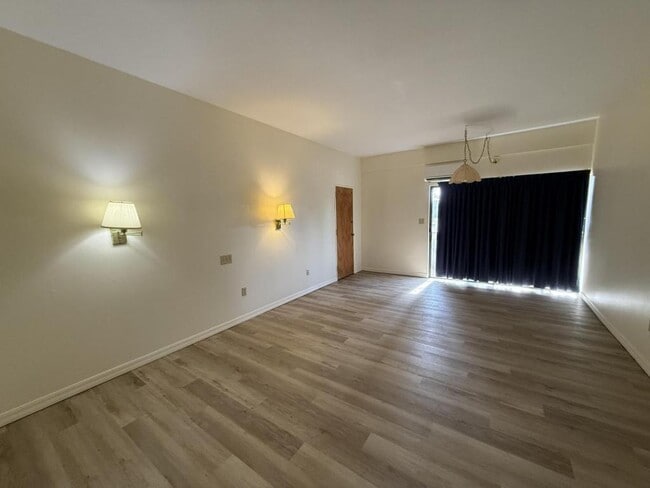 Building Photo - 2180 Country Club Dr