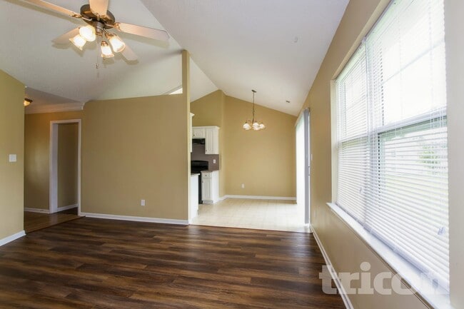 Building Photo - 2125 Sebastiani Dr