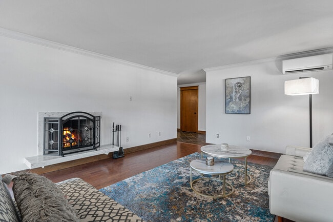 Building Photo - 300 N 137th St