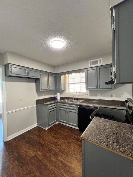 Foto del edificio - 6342 Midsummer Way