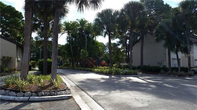 Foto del edificio - 2745 Hidden Lake Blvd