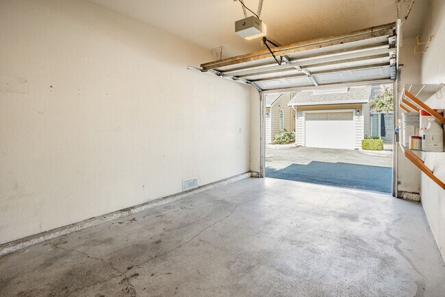 Building Photo - 1049 Bell St
