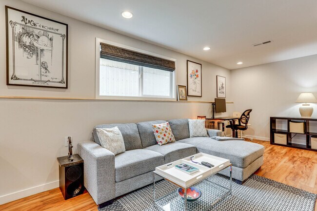 Foto del edificio - 10052 Interlake Ave N