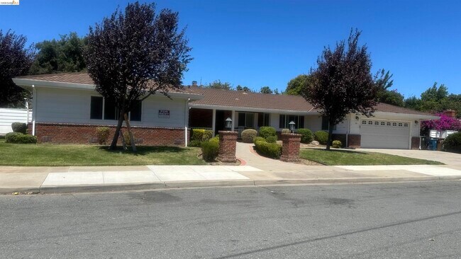 Building Photo - 101 Shady Ln
