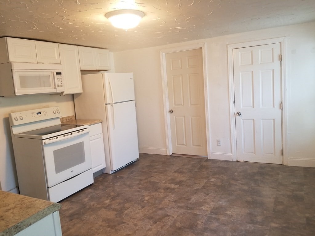 689 Main St Unit 2N, Oxford, MA 01537 Room for Rent in Oxford, MA