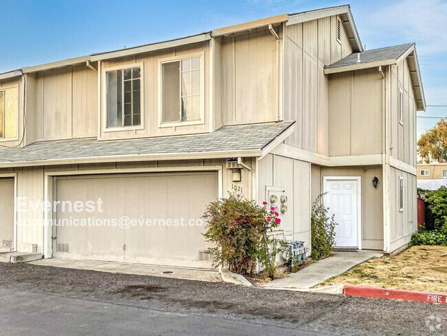 Building Photo - 1021 Evans Ct