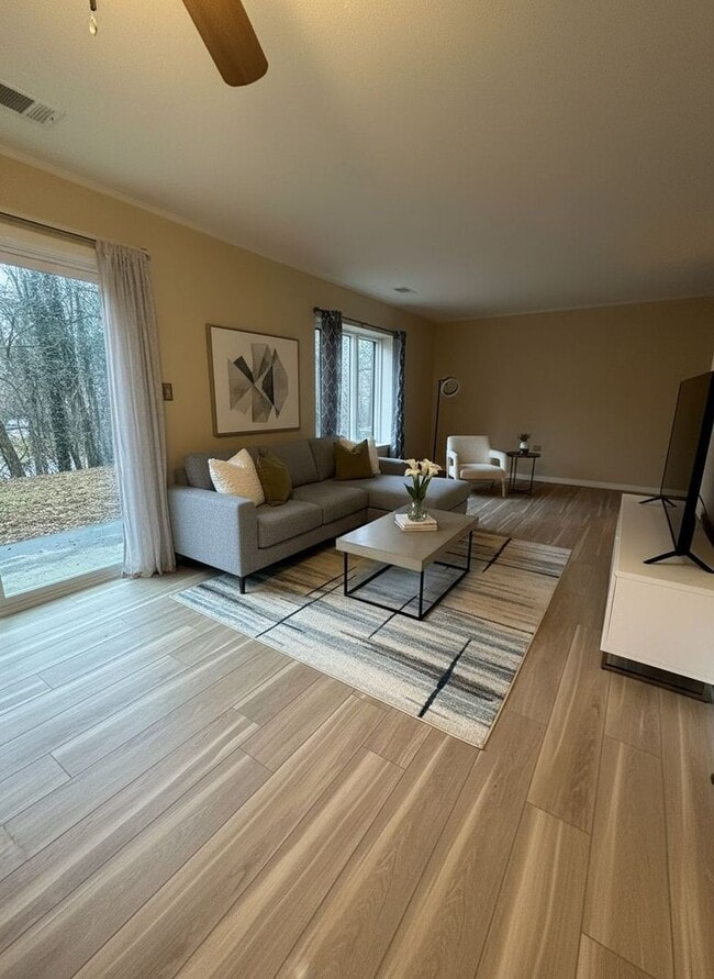 Building Photo - Comfortable Townhouse Near Virginia Tech