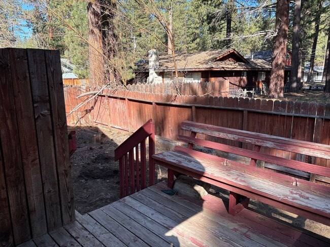 Foto del edificio - One level cabin with fenced backyard and garage