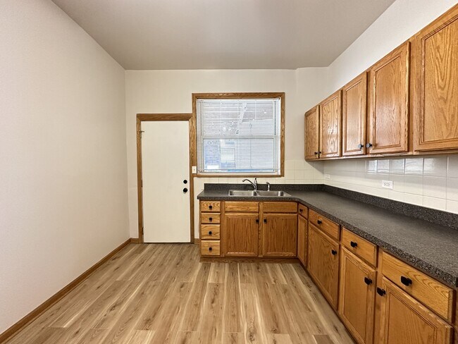Foto del edificio - 843 N Maplewood Ave