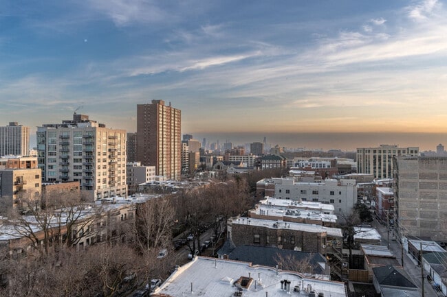 Foto del edificio - 1049 W Lawrence Ave