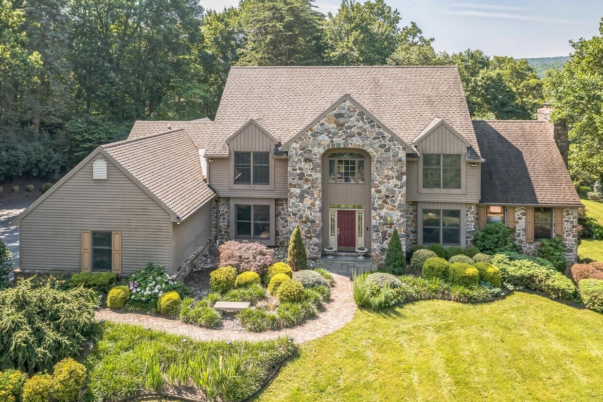 Primary Photo - Spacious 5BR House in Pottstown