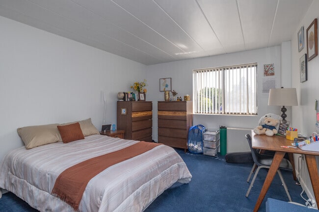 2BR, 1BA - 800SF - Bedroom - The Graduate Apartments