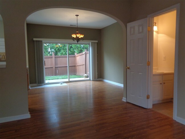 Building Photo - 415 Walnut Woods Dr