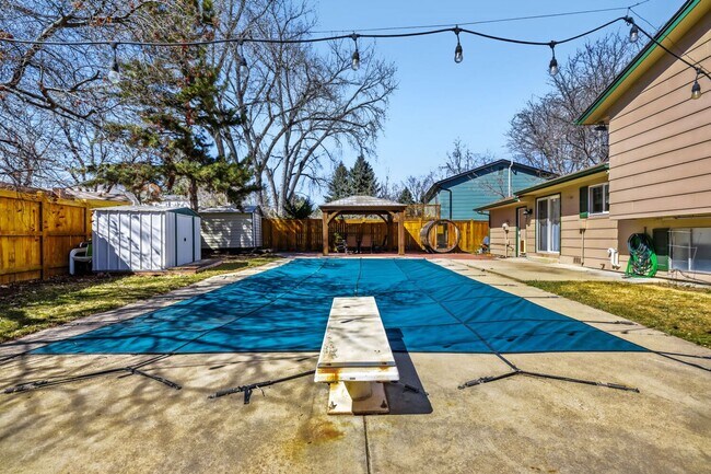 Foto del edificio - Enjoy the Private Pool and Outdoor Sauna at this 3/2 Home in a Quiet Neighborhood in Louisville