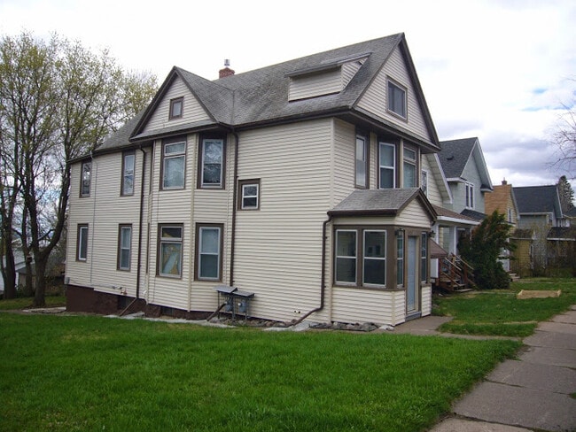 Building Photo - 920 E 9th St