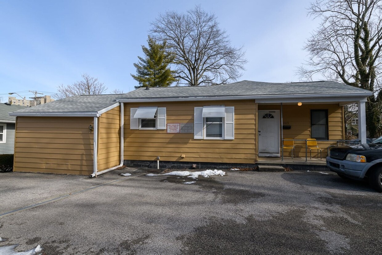 Building Photo - 409 S Swain Ave