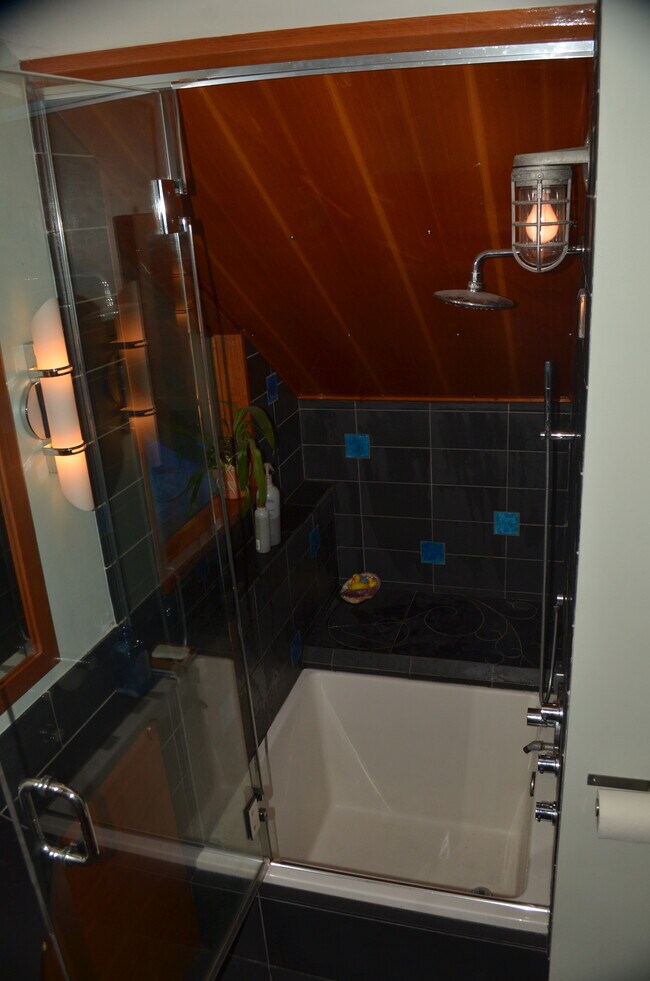 Japanese-style (square and deep!) soaker tub and shower - 212 21st Ave E