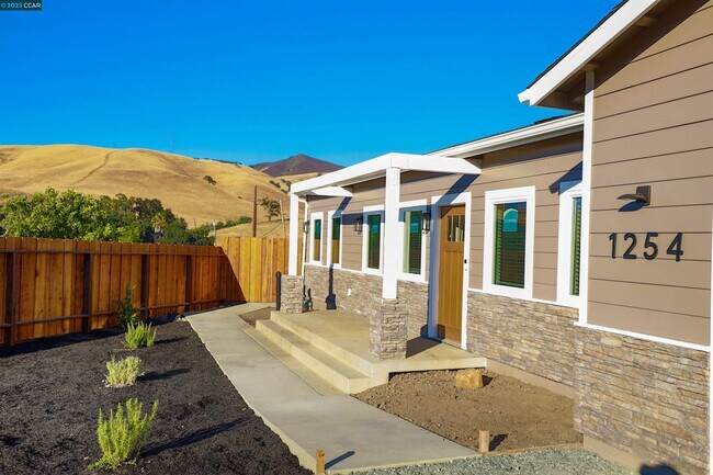 Building Photo - 425 Castle Rock Rd