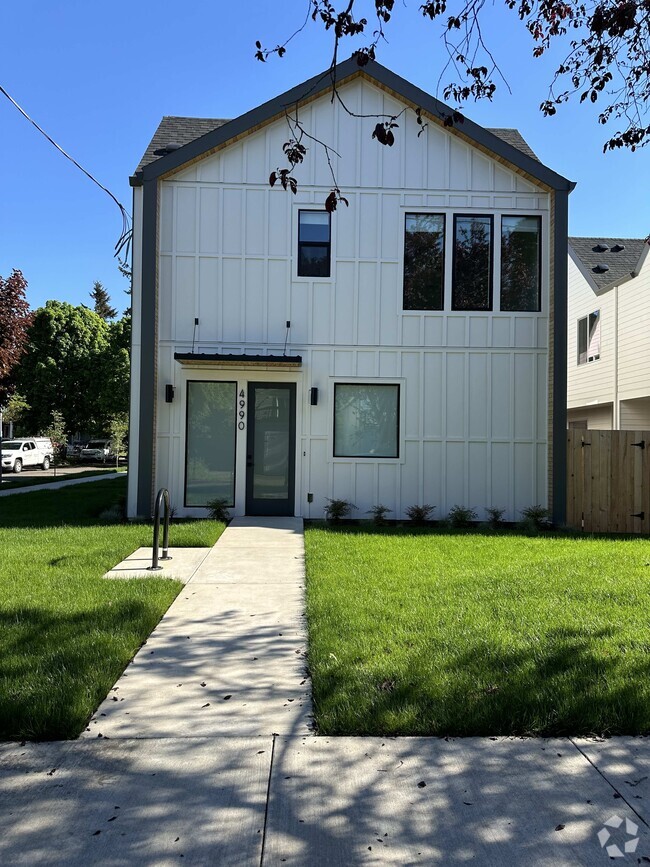 Building Photo - 4990 SE Ogden St