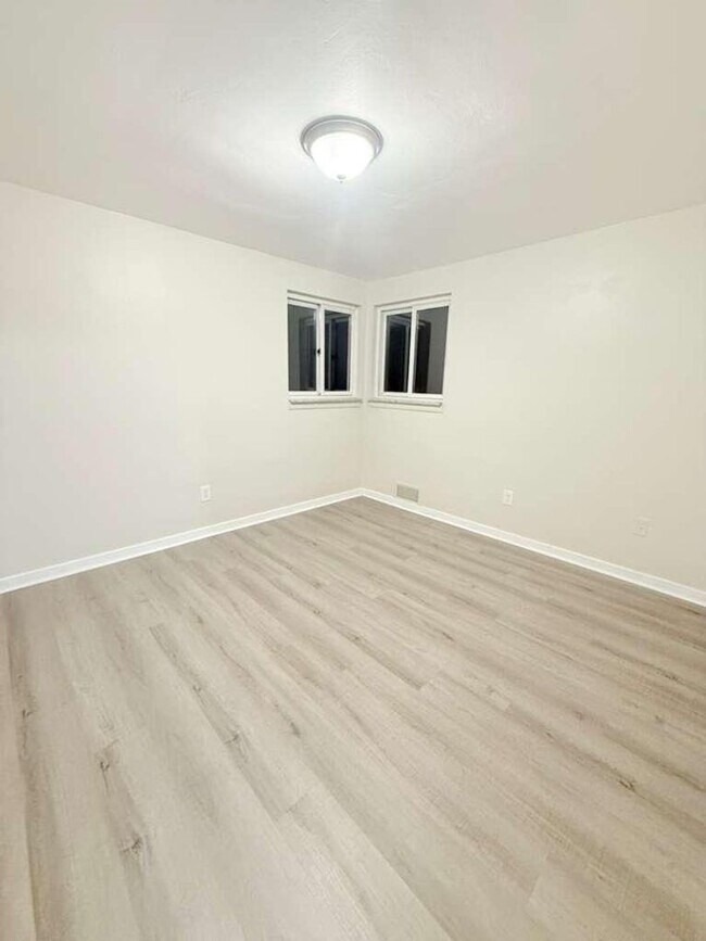 Foto del edificio - Spacious and beautifully updated 4-bedroom...