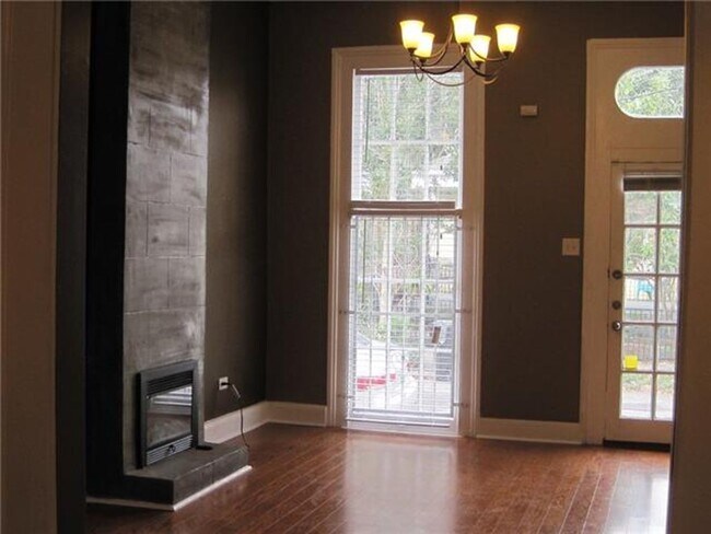 Building Photo - 2-pjr0825