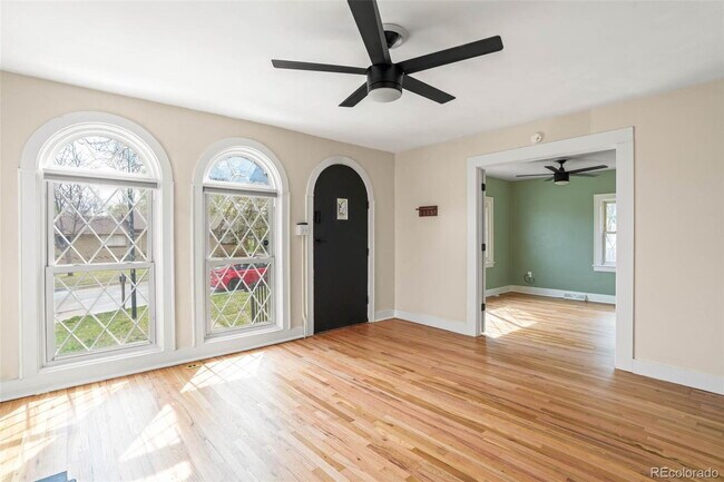 Foto del edificio - "Charming 3-Bedroom Home with 2 Full Baths in Prime Lakewood Location!"