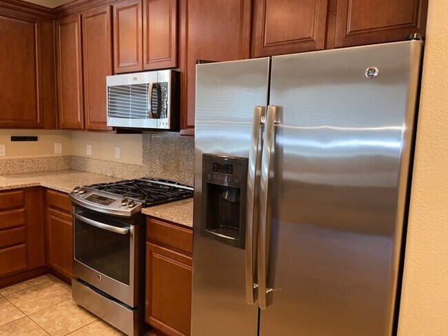Building Photo - 3 Bedroom House by Virginia Lake - 2 Car G...